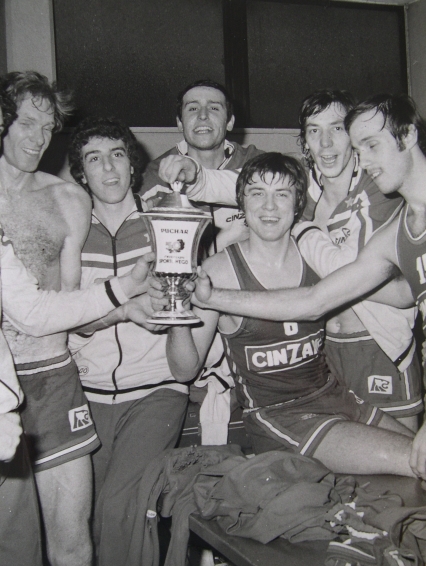 Cinzano vincitrice della Coppa delle Coppe nel 1976. Da sinistra: Robbins, Boselli, Borlenghi, Brumatti, Ferracini, Silvester.